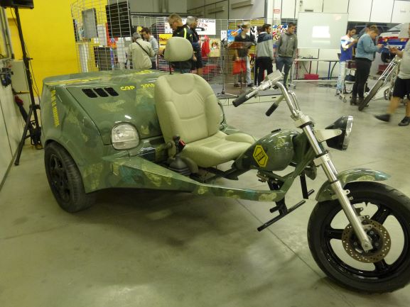 Vue de côté du projet Twinke réalisé par le CFA de la carrosserie - Mix d'une moto et d'une twingo.