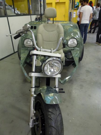 Vue avant du projet Twinke réalisé par le CFA de la carrosserie - Mix d'une moto et d'une twingo.