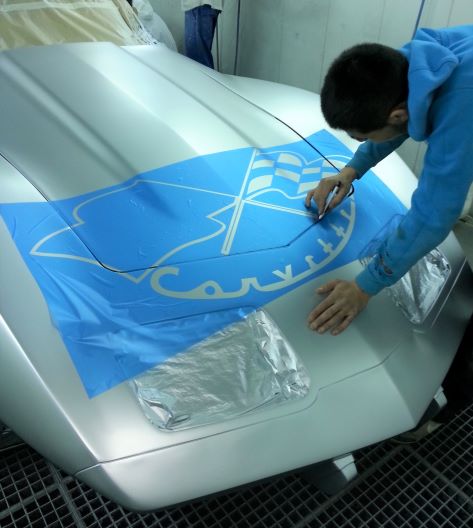 Corvette preparation motif capot avant